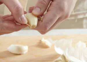 peel garlic with hand